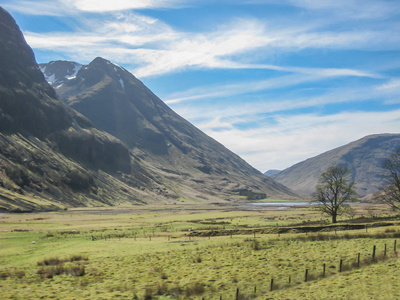 高原 Scotland 山景观与湖泊背景蓝色多云的天空