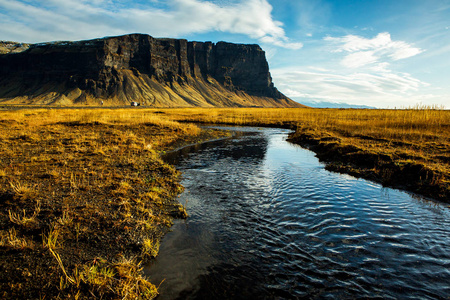 美丽的冰岛风景。精彩的冰岛风景。丘陵, 山脉和戏剧性的天空