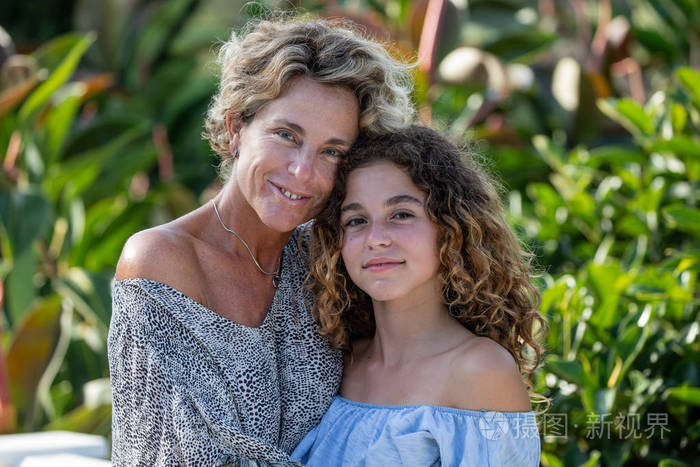 在花园里的母亲和女儿的肖像在他们的假期照片-正版商用图片0ahww1-摄