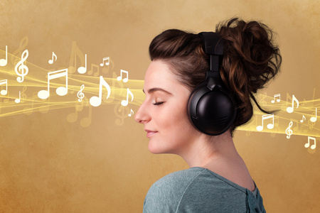 用耳机听音乐的年轻女人