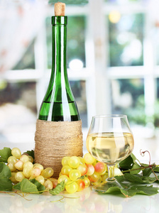 瓶酒用葡萄叶的窗口背景