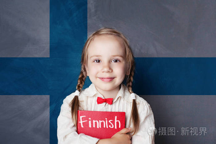 芬兰概念与小女孩学生与书反对芬兰旗子背景.学习语言
