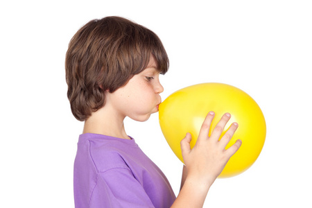 滑稽的男孩滑稽的男孩吹着一个黄色的气球照片