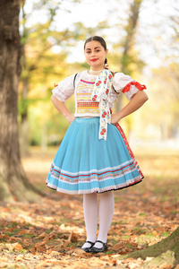 年轻美丽的斯洛伐克妇女在传统服装