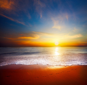 美丽的日落和海背景
