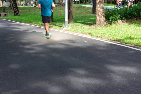 运动员在公园道路上跑步运动, 健康概念