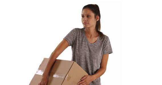 年轻的高加索妇女运载箱子为运输在白色背景