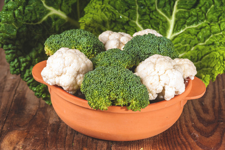一个西兰花特写美味的西兰花和菜花有一个木制的质朴表照片