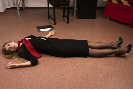 躺在地板上毫无生气的女商人模仿