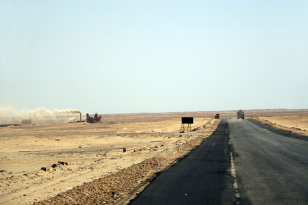 在沙漠中的路