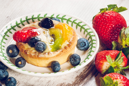 美味的饼干作 shortcrust 酥新鲜水果，strawb