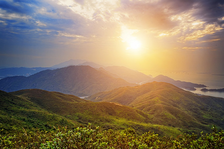 在山与太阳在黎明美丽的夏天风景