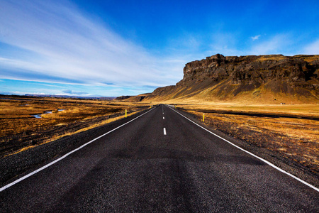 路通过冰岛风景.公路和汽车旅游景区和日落.公路旅游概念.