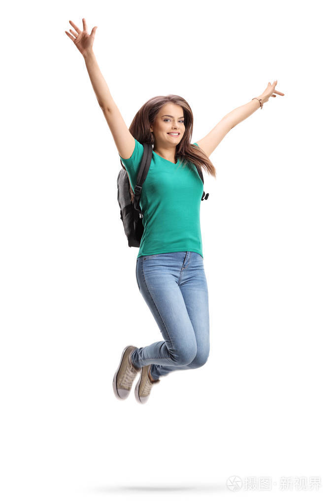 在白色背景下的背包跳跃的女学生全长肖像