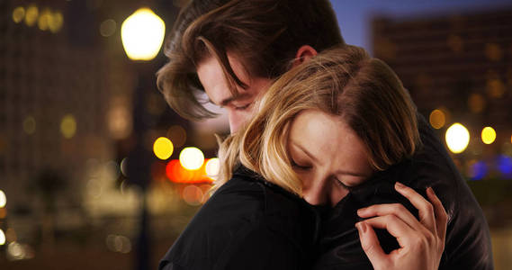 已识别到 1000个 晚上在户外温柔拥抱年轻男女的亲密 相似素材图片