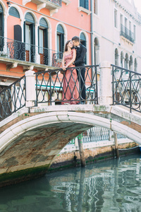 威尼斯蜜月时在运河桥上摆一对夫妇