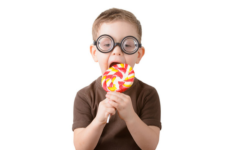 吃棒棒糖戴着眼镜的小男孩