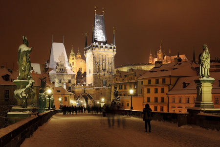 下雪的夜晚布拉格哥特式城堡 桥塔和圣尼古拉教堂