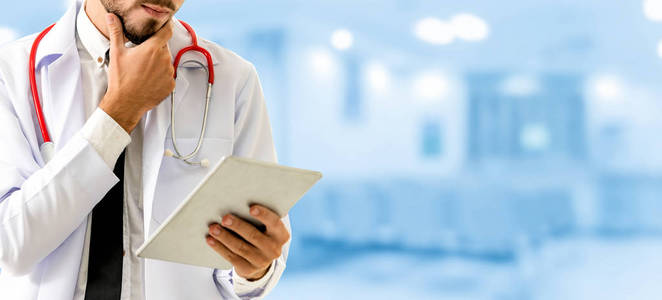 医生在医院使用平板电脑。医疗保健和医生人员服务