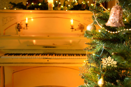 旧钢琴背景下的气泡圣诞树