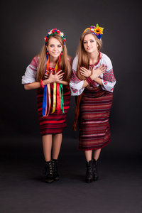 乌克兰衣服的年轻妇女