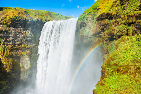 Skogafoss 瀑布在冰岛南部。夏季景观