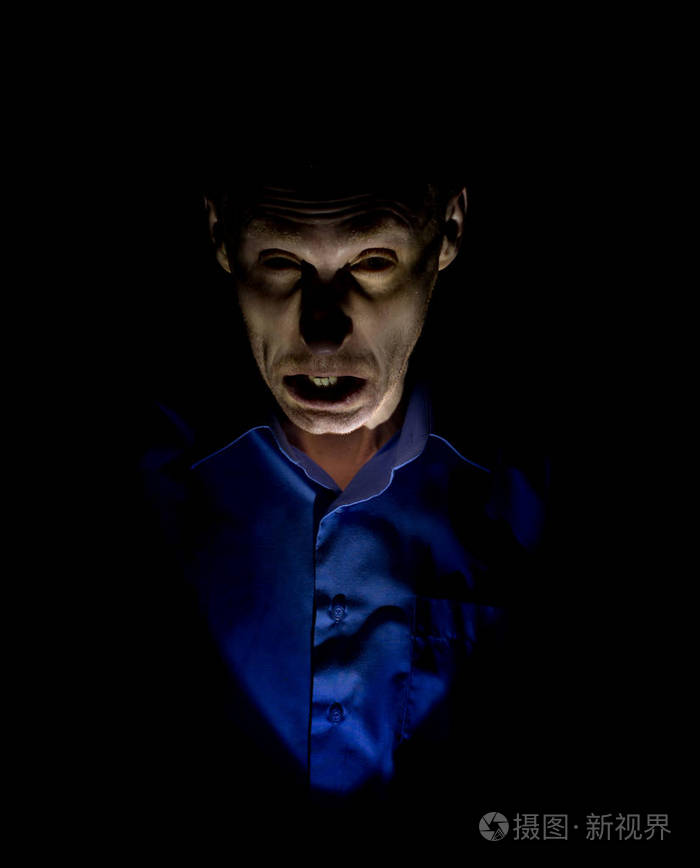 时尚的黑色肖像的成年白种人看起来像疯子或神经病在黑色背景下隔离低