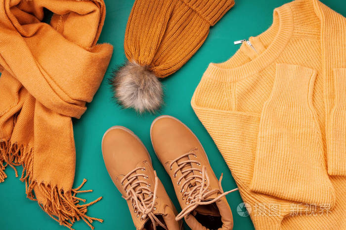 平躺在舒适温暖的衣服为寒冷的天气。舒适的秋天, 冬季服装购物, 销售, 时尚色彩概念的风格