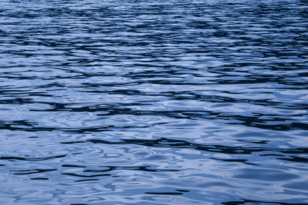 深蓝色的大海波浪纹理全稿照片