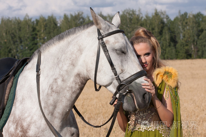 马和butiful的女人脸对脸
