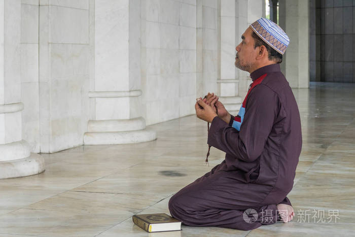 中世纪穆斯林男子在清真寺祈祷