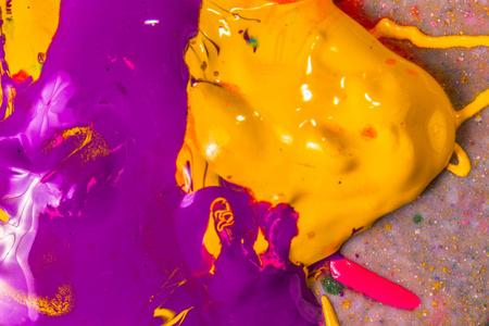 彩色丝网印刷油墨掉落在地上做了抽象的艺术