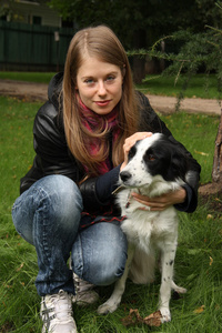 年轻女子与狗在公园里