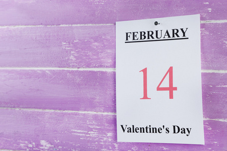 情人节那天，2 月 14 日放在日历上木制背景
