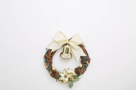 黄金圣诞节花圈与装饰查出的白色背景