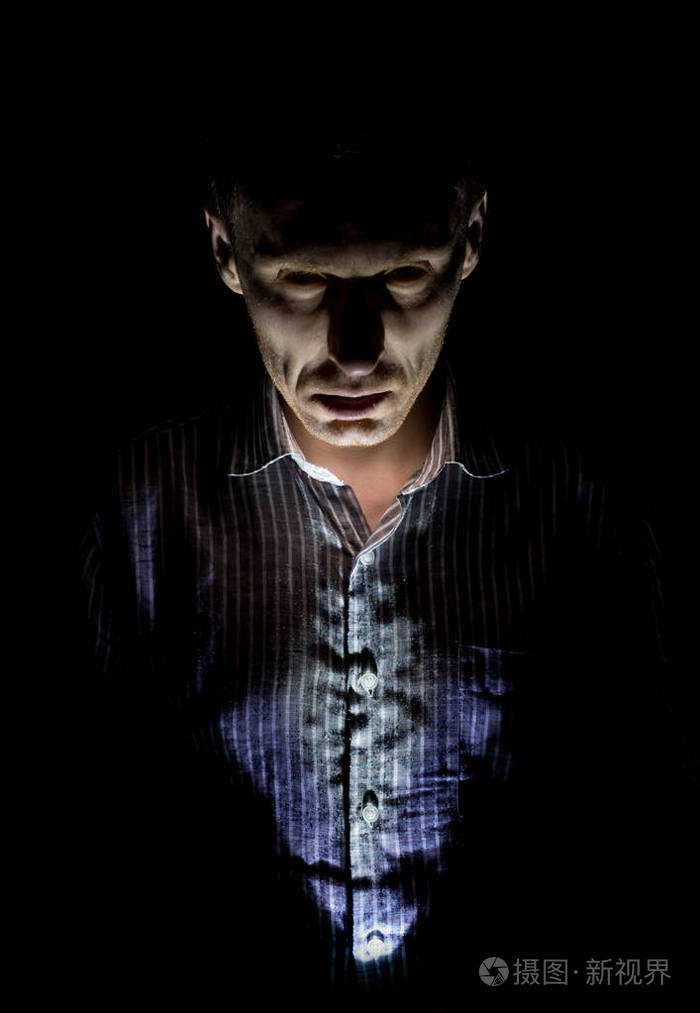 时尚的黑色肖像的成年白种人看起来像疯子或神经病在黑色背景下隔离低