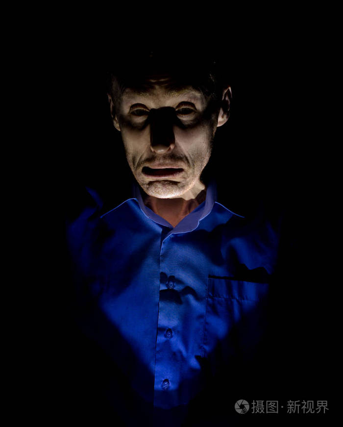 时尚的黑色肖像的成年白种人看起来像疯子或神经病.在黑色背景下隔离.