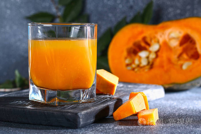 南瓜冰沙南瓜汁在一个黑暗的桌子上秋季饮料