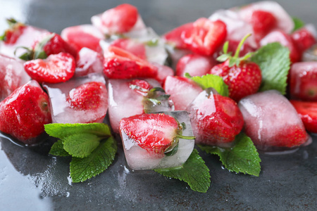 桌上放草莓和薄荷的冰块