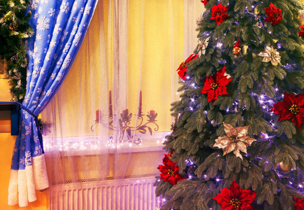 带圣诞树和装饰的房间