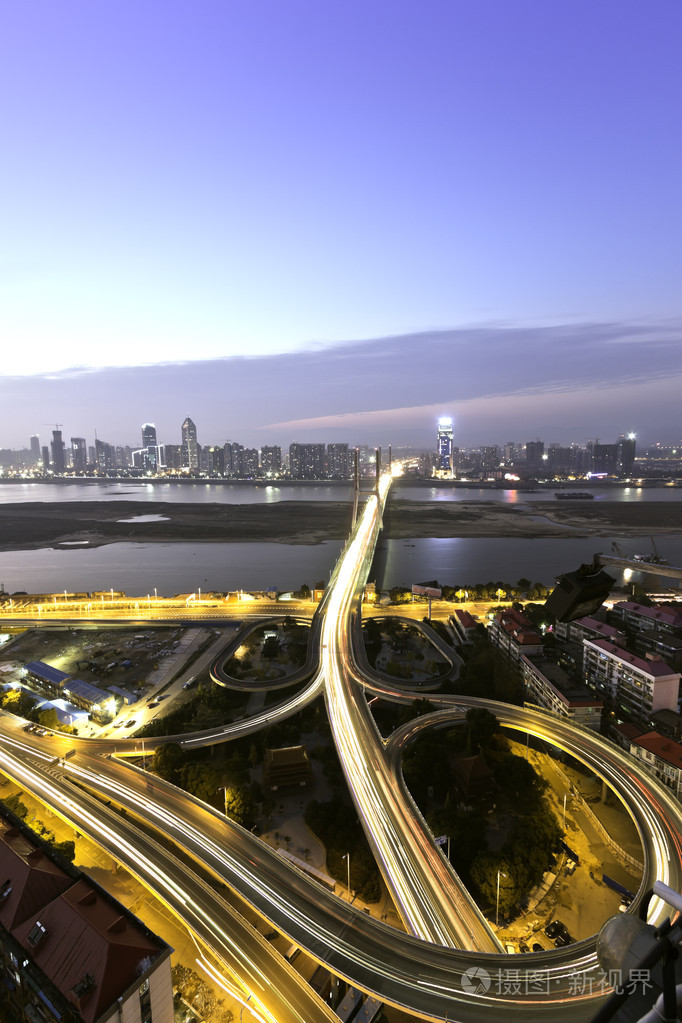 城市环路高架桥夜景长时间曝光照片