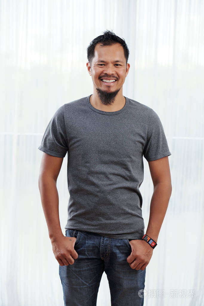 阳光下微笑的菲律宾男人的肖像