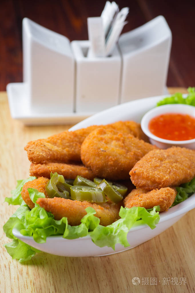 美味鸡肉块配墨西哥胡椒和番茄酱