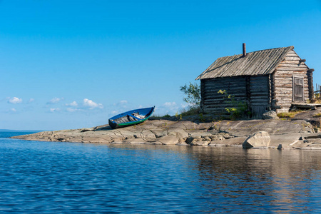 夏天, 俄罗斯卡累利阿共和国, 岩石湖岸边的旧木屋和船