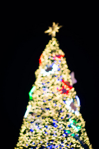 模糊的圣诞树和装饰物