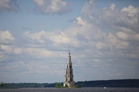 Kalyazin 教堂全景观东正教教堂在海岛, 俄国风景