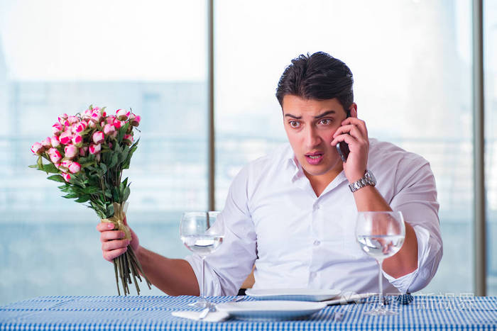 一个英俊的男人独自在餐厅约会