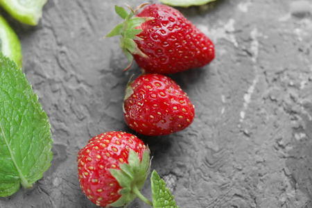 成熟草莓在灰色背景下
