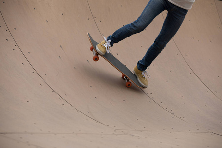 skatepark 坡道上的年轻女子滑板