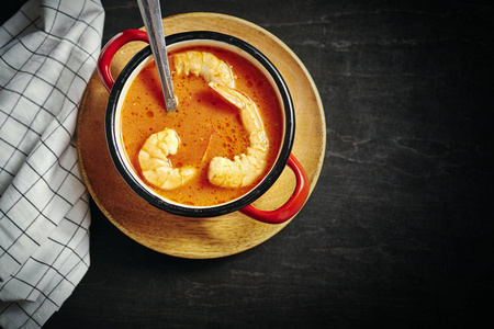 传统的泰式汤, 虾在一个红色的锅和勺子
